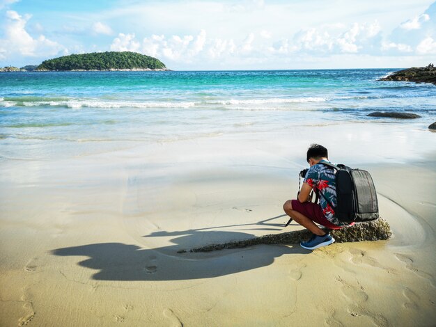 homme marchant sur la plage