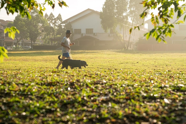 Homme marchant avec son chien de compagnie sur le terrain