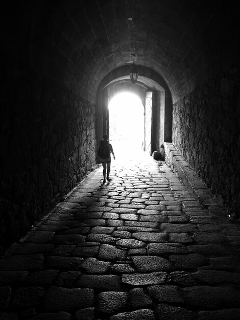 Un homme marche dans le couloir.