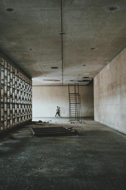 Un homme marche dans le couloir.