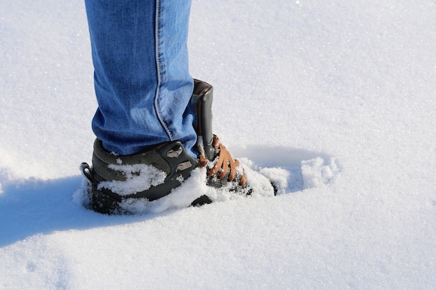 Homme marche dans la neige empreintes de pas dans la neige neige profonde snowdrift