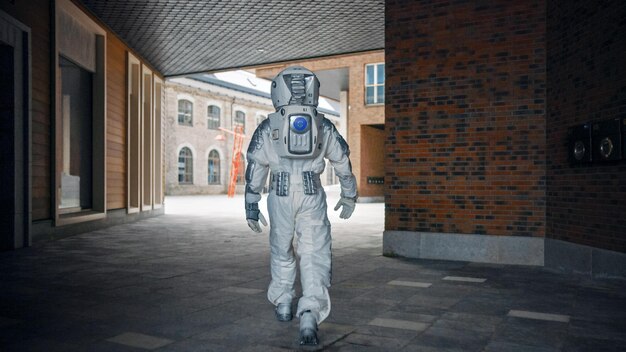 Photo un homme marche dans une ruelle avec une combinaison spatiale.