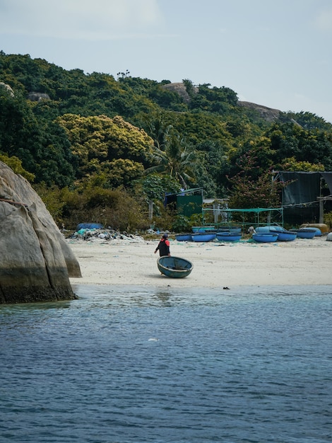 Photo un homme marche sur une plage avec une planche de surf.