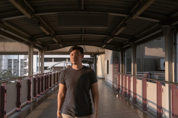 Un homme marche sur le pont de la ville.