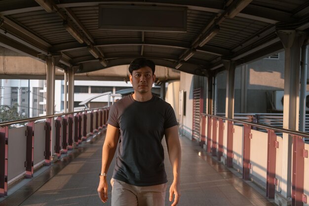 Un homme marche sur le pont de la ville.