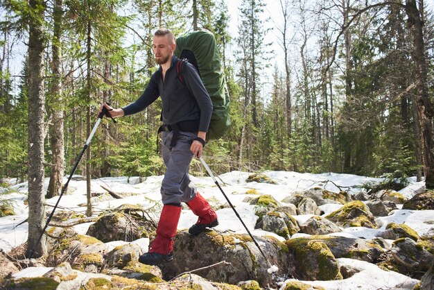 Un homme marche sur des rochers dans les bois