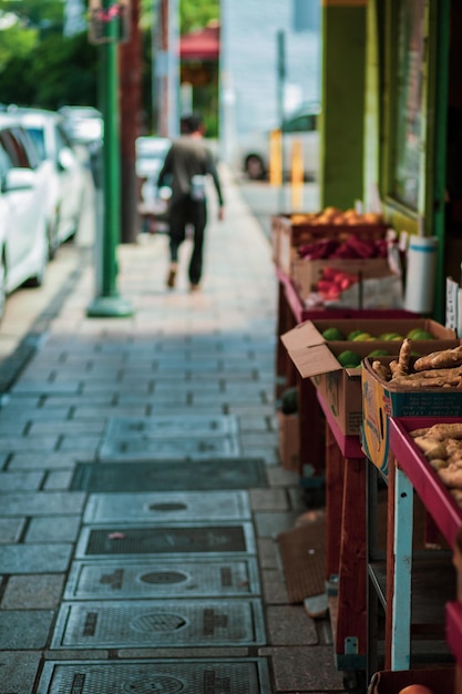 Un homme marche sur un sentier en ville.