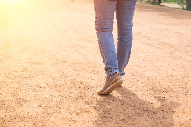 Photo homme marche seul dans la rue avec coucher de soleil