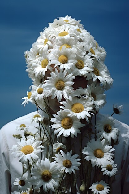 un homme avec des marguerites sur le visage