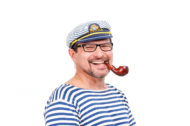 Un homme marin dans une casquette avec une pipe devant un fond blanc