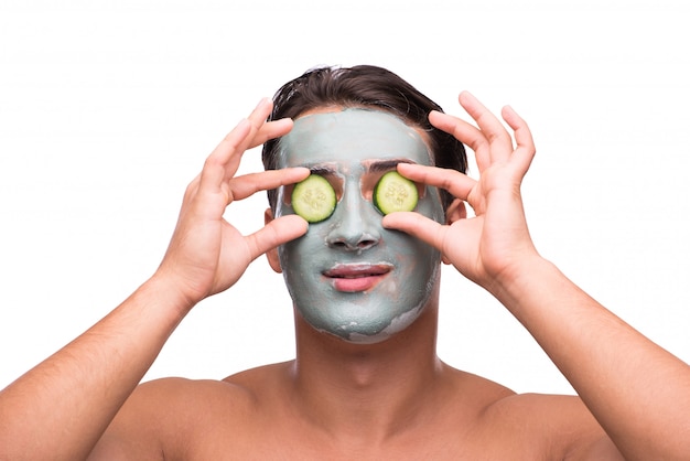 Homme avec masque de boue isolé sur blanc