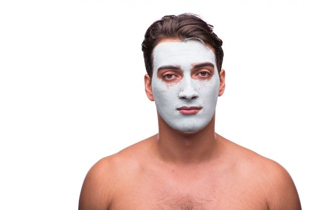 Homme avec masque de boue isolé sur blanc