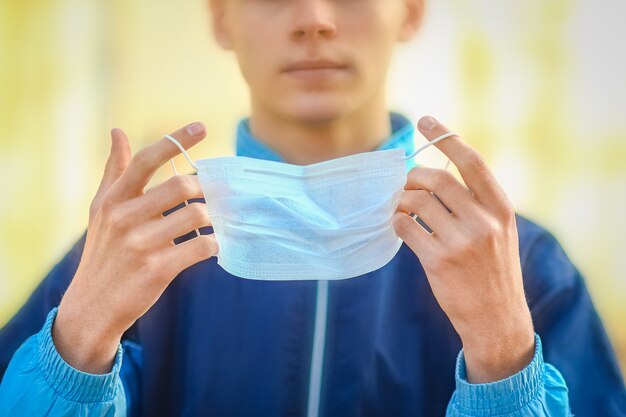 Homme masqué contre le coronavirus et l'air. Protection contre l'air PM 2,5 pollué par le virus du thea en Europe et en Asie