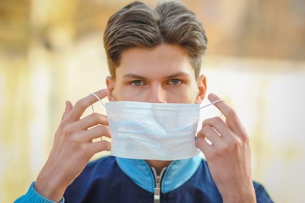 Homme Masqué Contre Le Coronavirus Et L'air. Protection Contre L'air Pm 2,5 Pollué Par Le Virus Du Thea En Europe Et En Asie