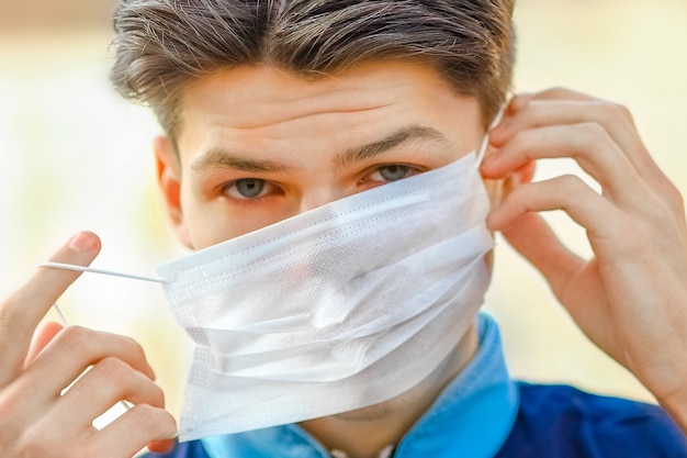 Homme masqué contre le coronavirus et l'air. Protection contre l'air PM 2,5 pollué par le virus du thea en Europe et en Asie