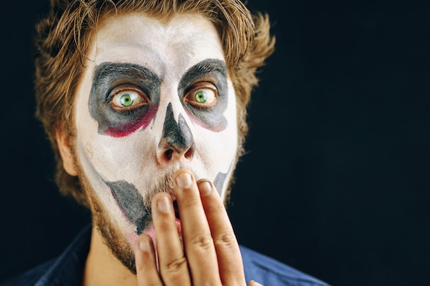 Homme masqué du jour de la mort à Halloween