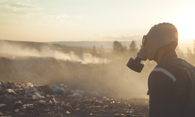 Homme en masque à gaz à l'extérieur. Arrêtez la pollution de l'environnement