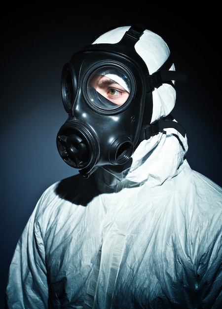 Photo homme avec masque à gaz