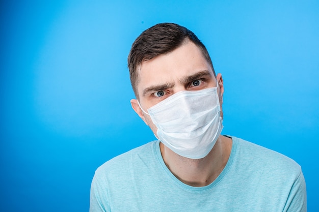 homme avec masque médical blanc