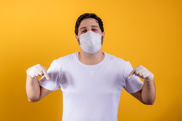 Homme en masque médical de protection avec isolé sur jaune