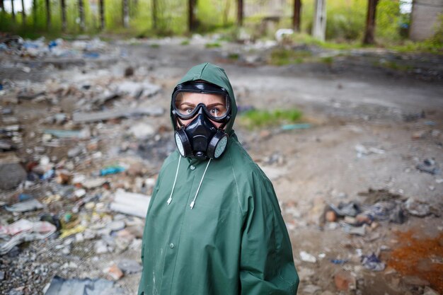 Un homme avec un masque de protection et des vêtements de protection examine la zone de danger Catastrophe écologique Zone toxique dangereuse