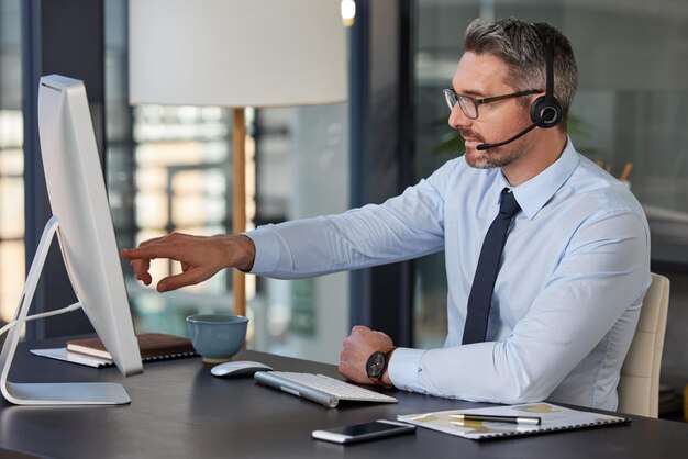 Homme mature et téléphone un centre d'appel pour aider le service à la clientèle commentaires ou soutien technique CRM professionnel ou contactez-nous pour des conseils de résolution de problèmes ou client virtuel chat sur l'ordinateur à consultant