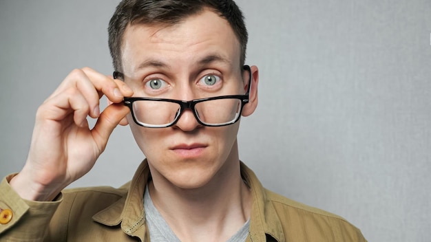 Un homme avec une mauvaise vue enlève ses lunettes et se fait surprendre