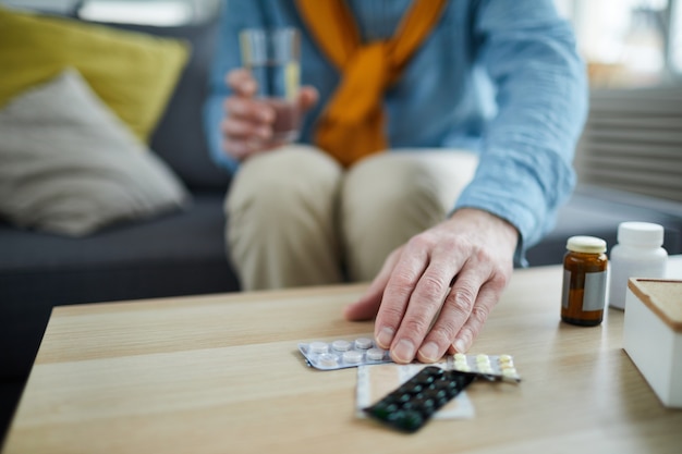 Homme méconnaissable prenant des pilules