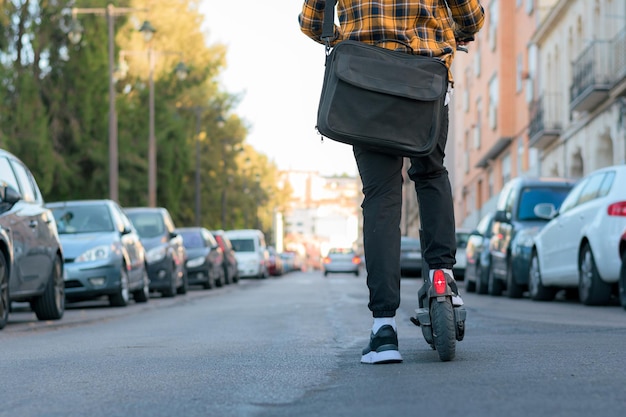 Homme méconnaissable sur un scooter électrique