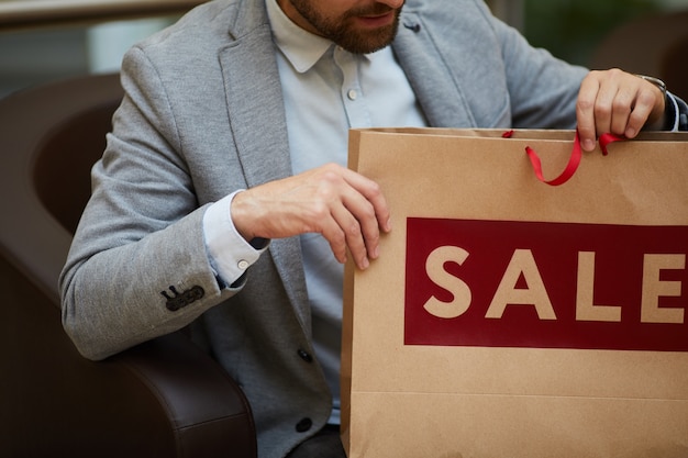 Homme méconnaissable tenant un sac à provisions