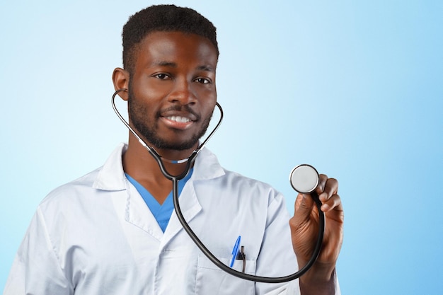 Homme médecin afro-américain.