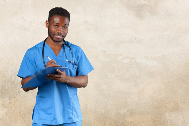 Homme médecin afro-américain.