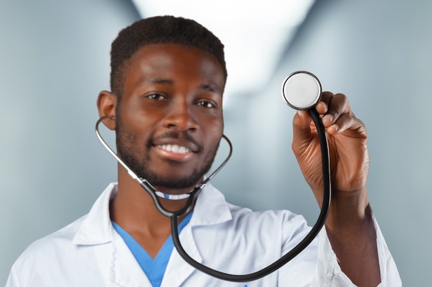 Homme médecin afro-américain.