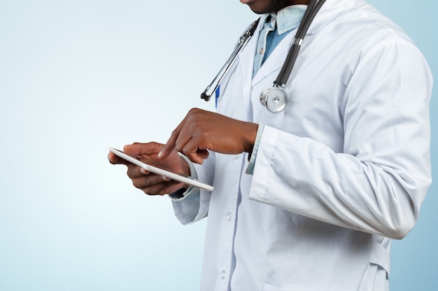 Homme médecin afro-américain.