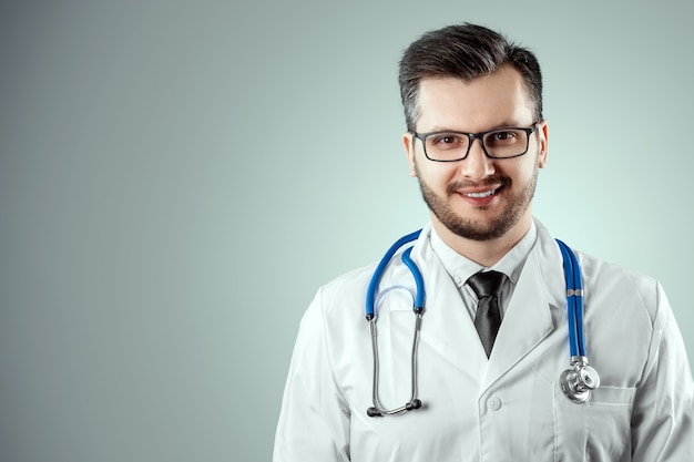 Un homme, un médecin en blouse blanche avec un stéthoscope.