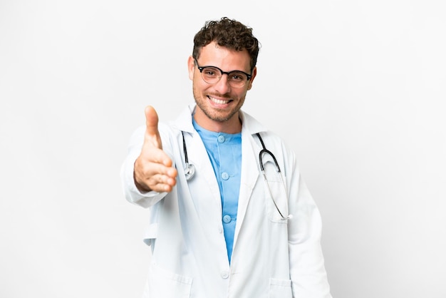 Homme médecin brésilien sur fond blanc isolé se serrant la main pour conclure une bonne affaire