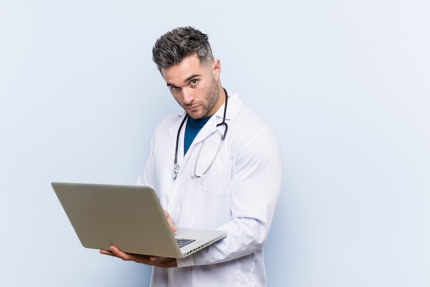 Homme médecin caucasien avec un ordinateur portable