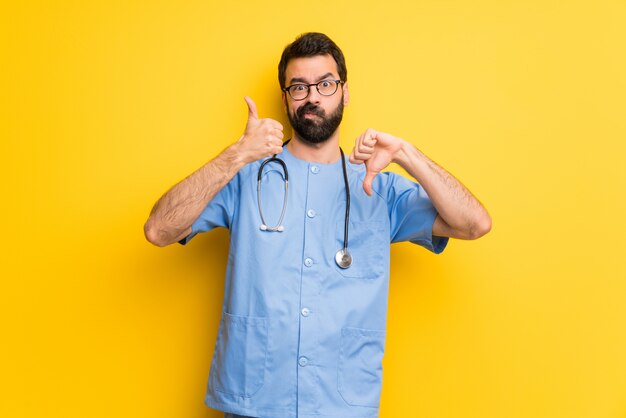 Homme médecin chirurgien faisant bon signe. Indécis entre oui ou non