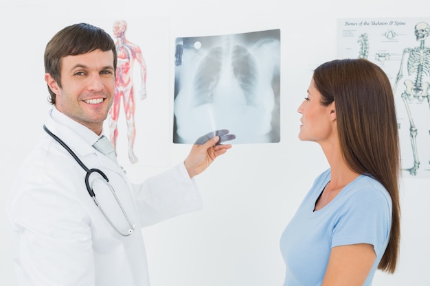 Homme médecin expliquant les poumons xray à une patiente
