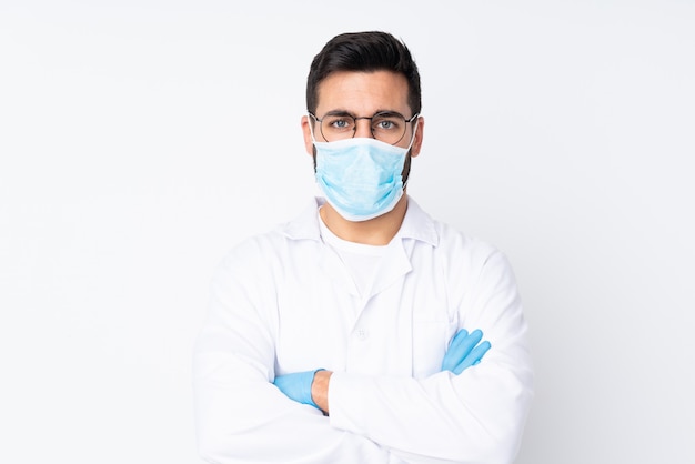 Homme médecin sur fond blanc isolé