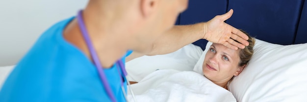 Un Homme Médecin Fournit Une Assistance Médicale à Une Patiente Dans Des Soins De Santé à Domicile Au Lit Allongé