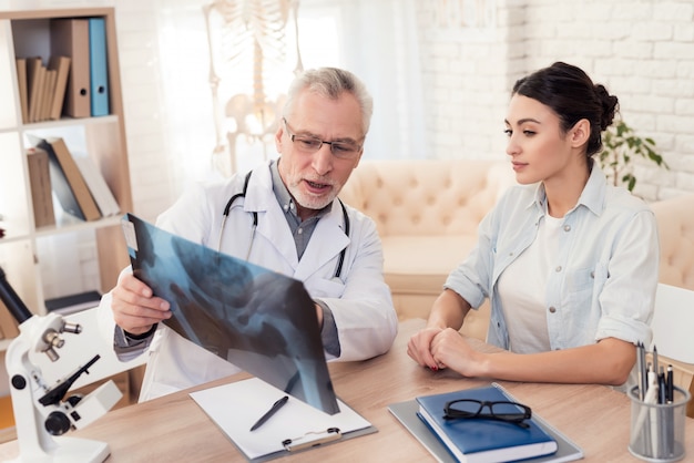 Homme médecin et patiente au bureau