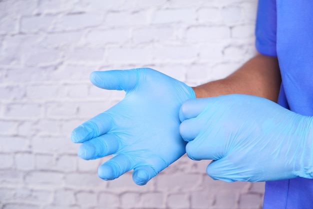 Photo homme médecin porte des gants médicaux, gros plan