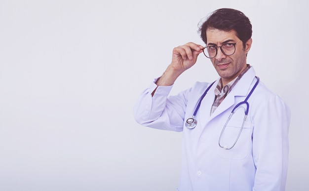 Homme médecin professionnel debout