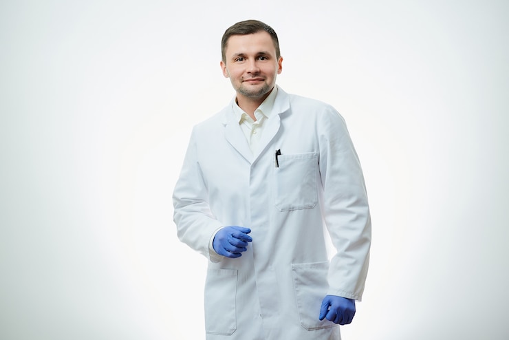 Photo homme médecin de race blanche porte une blouse blanche
