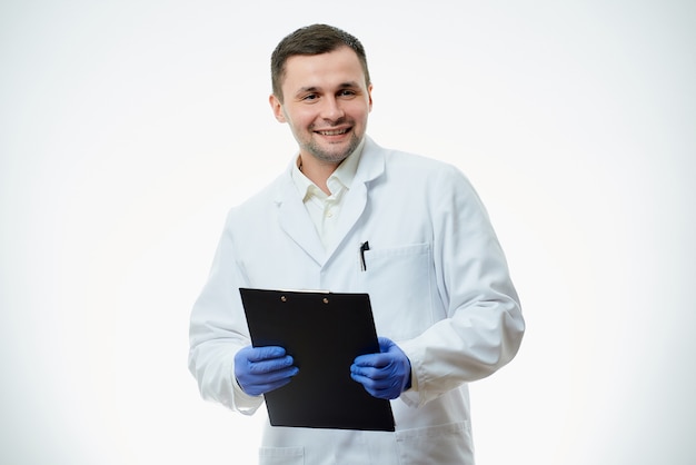 Homme médecin de race blanche porte une blouse blanche