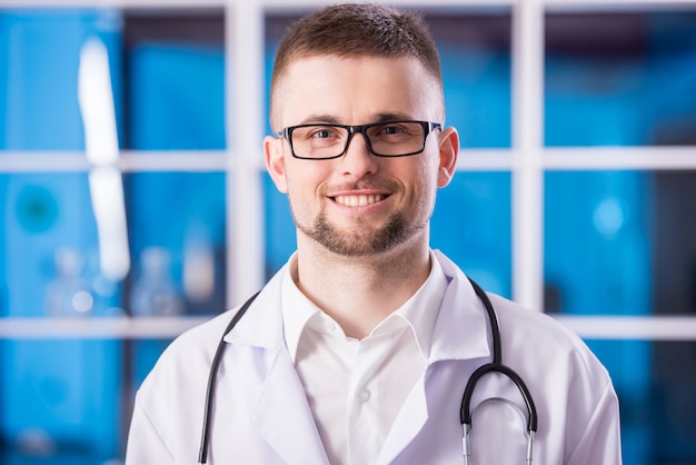 Homme médecin souriant.