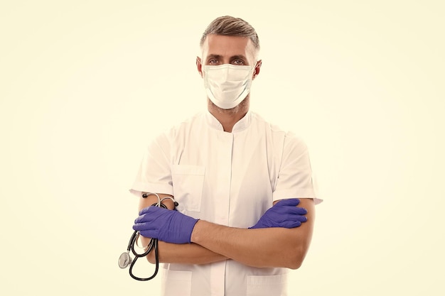 Homme médecin thérapeute avec stéthoscope portant un masque respiratoire et des gants chirurgicaux pendant l'épidémie de pandémie de coronavirus isolé sur la médecine blanche