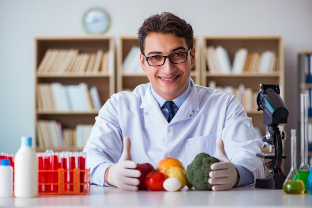 Homme médecin vérifiant les fruits et légumes
