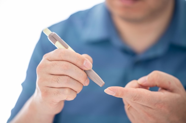 L'homme mesure sa glycémie Test d'échantillon sanguin de glucomètre concept de diabète